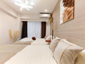 G53 New Inn Central Shinjuku - 5 Mins to Station, Max 4 People. Direct Access to Shin-Okubo, With a Bathtub and a View of the Sky. Equipped With a Wooden Bed and a Silver Chair - Transportation Options