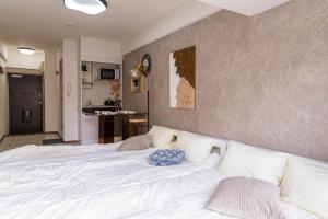 G59 New Inn Central Shinjuku - 5 Mins to Station, Max 4 Direct Access to Shinjuku, Hot Spring on the Roof, Wooden Bathtub, Original Inn - Transportation Access