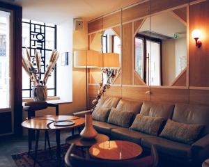 Habitual Hotel - Nearby Attractions and Accessibility