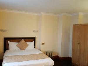 Hampstead Britannia - Booking Information
