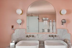 Henrietta Experimental - Check-in and Check-out