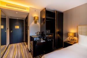 Hotel Saint London - Nearby Attractions