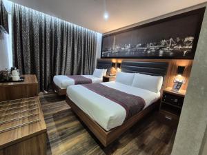 London Court Hotel - Nearby Attractions