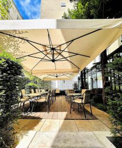 Lord Byron - How To Book Your Stay