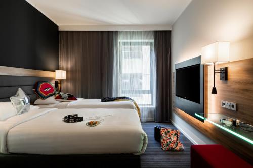 Moxy London Heathrow Airport - Convenient Accessibility