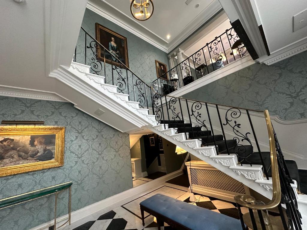 No. 30 Knightsbridge - House Rules and Policies