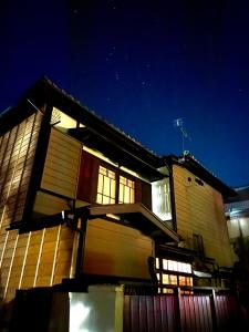 Okiya Guest House & Tapas Bar - Transportation and Accessibility