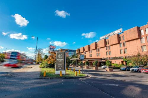Sheraton Skyline Hotel London Heathrow - Questions About Staying Here