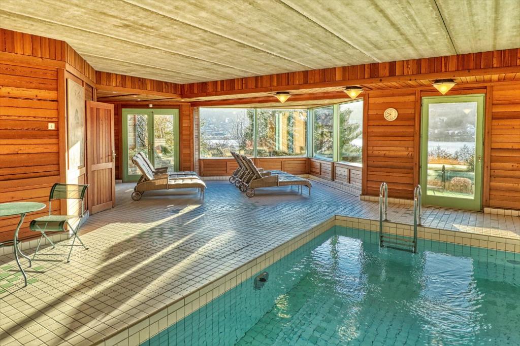 The Manor on the Lake - About Staying Here