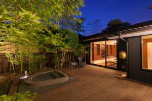 Ufufu: An Exceptional Review Experience - Location and Nearby Attractions