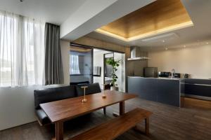 15 PIECES - Exploring the Citys Cuisine