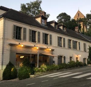 Auberge Du Chasseur - About Staying Here