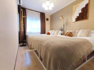 B23 Shinjuku Center, Located in the Central Area, Is a Long-Term Stay Option. It Is a 7-Minute Walk to the Station, With a Maximum Capacity of 5 Guests. the Accommodation Features Amenities Such as a Hot Spring Bath and a Rooftop Garden With a View of the City, Along With Wooden Furnishings and Original Decor - Travel Accessibility