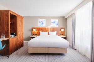Courtyard by Marriott London Gatwick Airport - Accessible Transportation and Features
