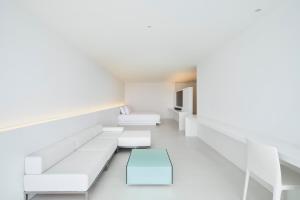EMIL NAKIJIN - Booking and Reservation Information