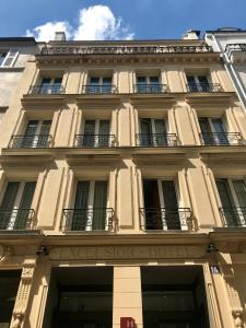 Excelsior Batignolles - Booking Information