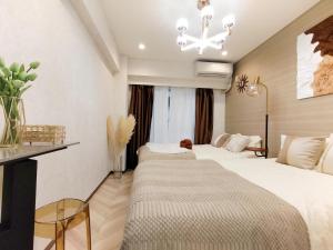 G53 New Inn Central Shinjuku - 5 Mins to Station, Max 4 People. Direct Access to Shin-Okubo, With a Bathtub and a View of the Sky. Equipped With a Wooden Bed and a Silver Chair - Nearby Attractions