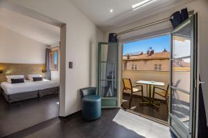 Hotel POZZO DI BORGO - Parking and Accessibility