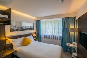 Pelican London Hotel and Residence - Dining Options Nearby