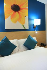 Sheriff Hotel - Transportation and Parking Information