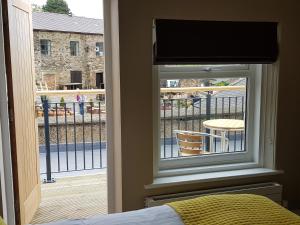 The Bowes Hotel - Getting There