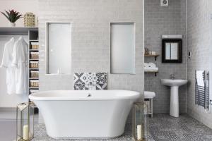 The Florentine - Questions About Staying Here