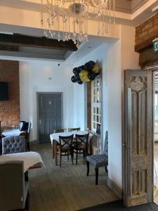 The George Wright Boutique Hotel, Bar & Restaurant - Transportation and Accessibility