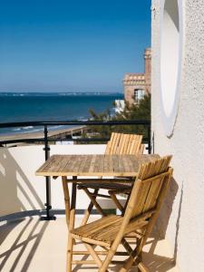 The Liner - About Staying Here