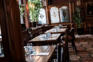 The Mad Hatter Hotel - Worth The Stay