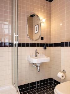 Arian Hotel - About Staying Here