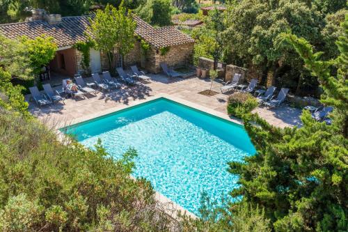 Abbey of the Holy Cross, Garrigae - Unique Architectural Features