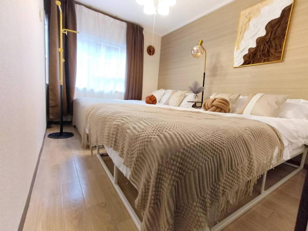 B23 Shinjuku Center, Located in the Central Area, Is a Long-Term Stay Option. It Is a 7-Minute Walk to the Station, With a Maximum Capacity of 5 Guests. the Accommodation Features Amenities Such as a Hot Spring Bath and a Rooftop Garden With a View of the City, Along With Wooden Furnishings and Original Decor - Property Overview