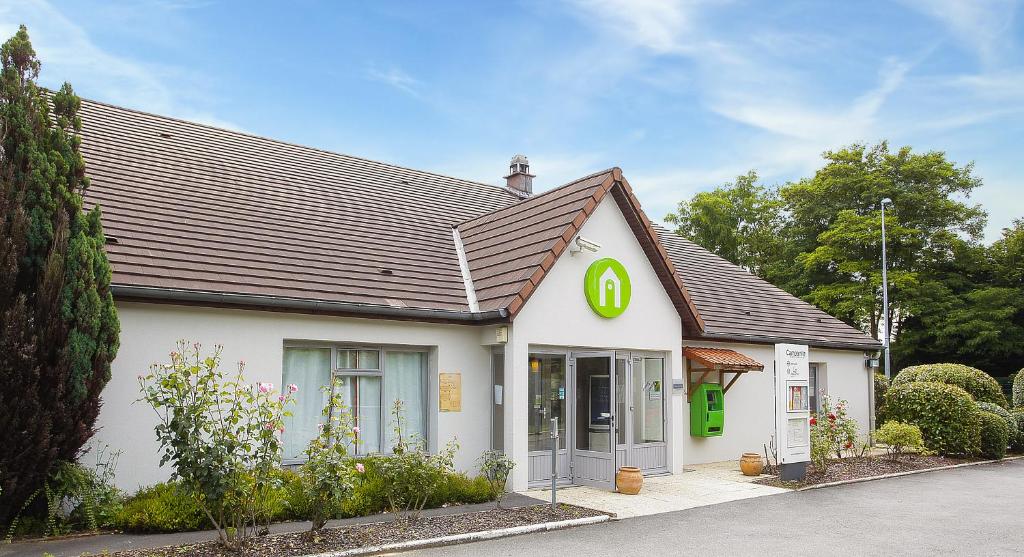 Campanile Evry East - Saint Germain Les Corbeil - Cozy Accommodations and Amenities