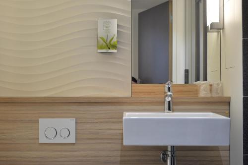 CAMPANILE PARIS - Clichy Centre - Points About Your Stay