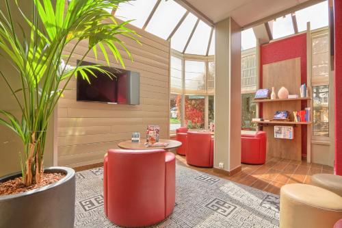 Campanile Paris Ouest - Nanterre - La Défense - Hotel Overview