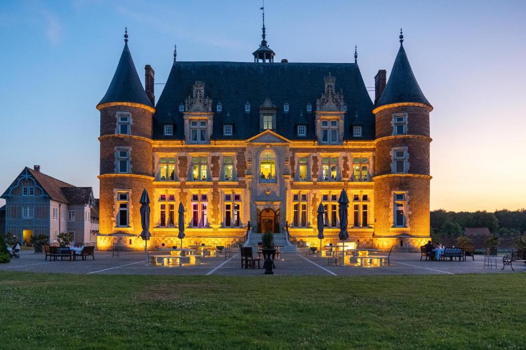 Château De Tilly - Location and Accessibility