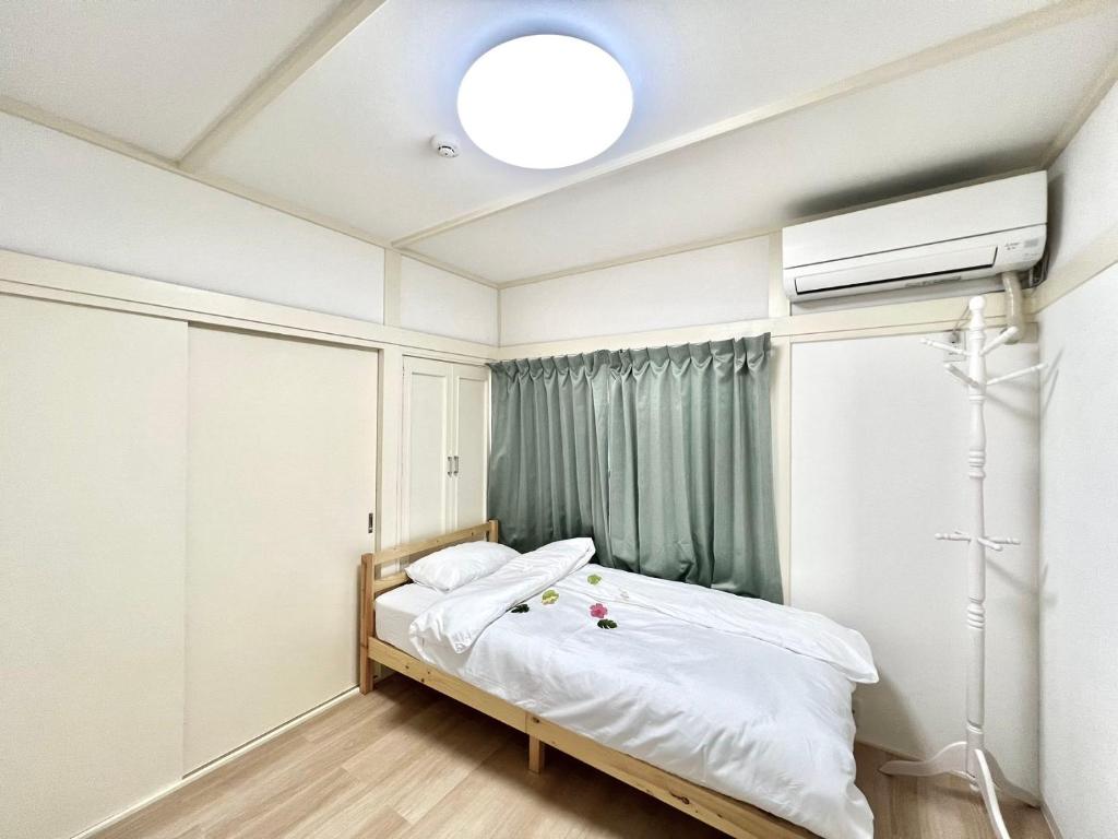 East Island Station Arrives in 6 Minutes - Accommodation Overview