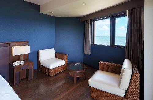 GRANDVRIORESORT ISHIGAKIJIMA Oceans Wing & Villa Garden - On-site Amenities and Dining Options