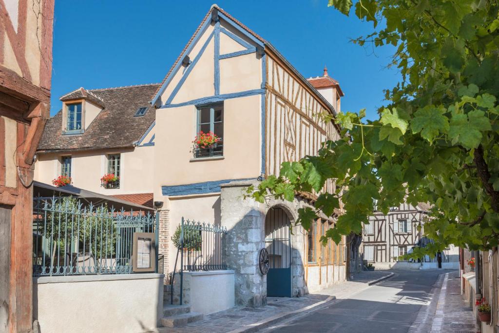 Hotel Aux Vieux Remparts, The Originals Relais - Points About Your Stay