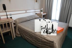Hotel Des Arenes - Room Types and Amenities