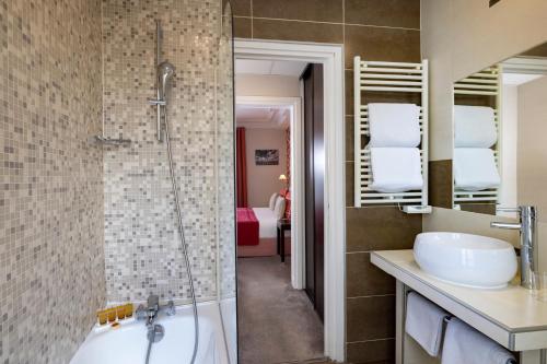 Hotel Le 46 Renovation - Accommodations and Room Features
