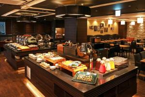 HOTEL MYSTAYS Shin Osaka Conference Center - Room Features and Amenities