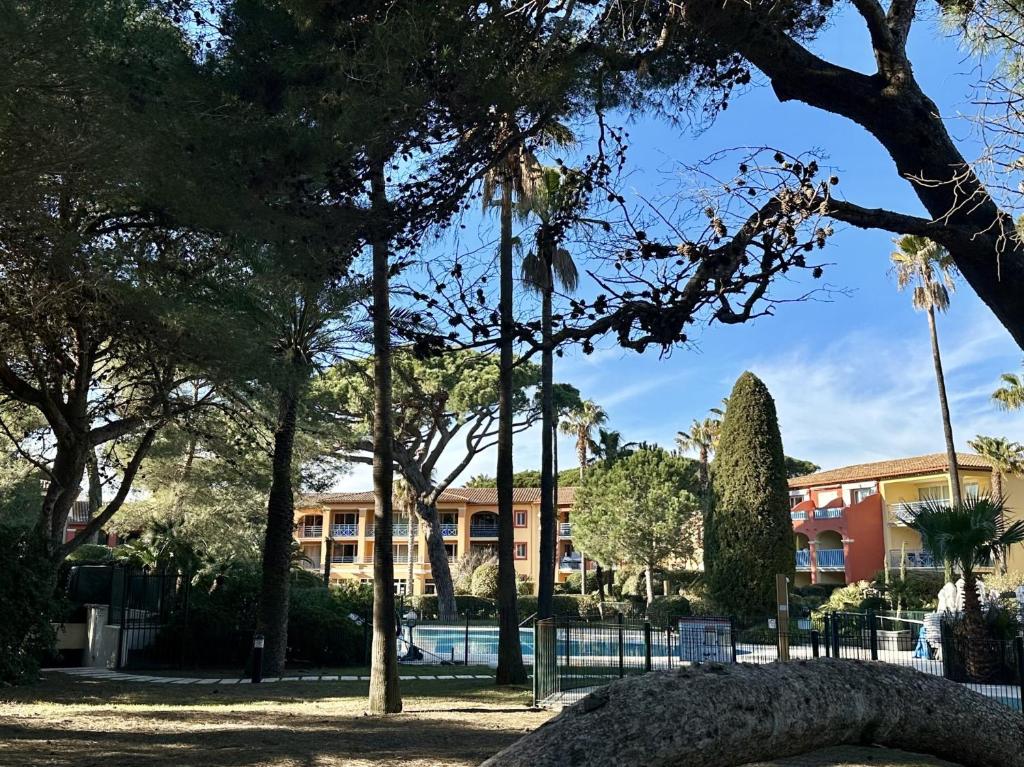 LA BADINE 5p Beach Pool Air Conditioning Jacuzzi Lush Park - Points About Your Stay