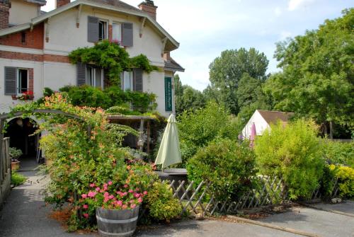 Logis Hotel De La Chapelle - Points About Your Stay