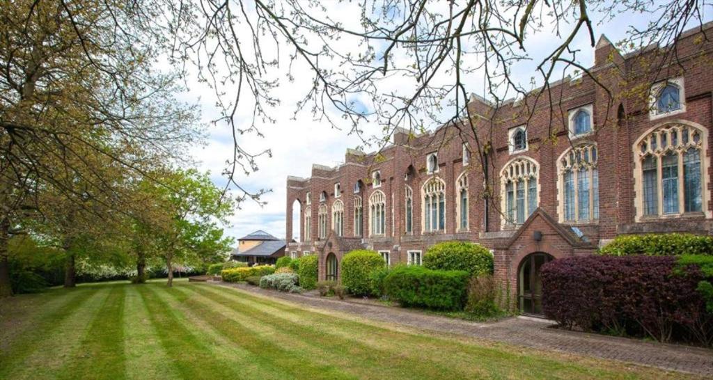 London Chigwell Prince Regent Hotel, BW Signature Collection - Hotel Overview