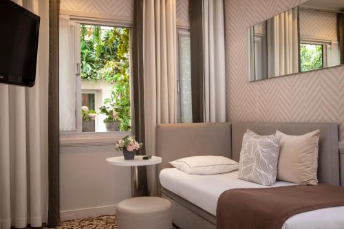 Longchamp Elysées - Points About Your Stay