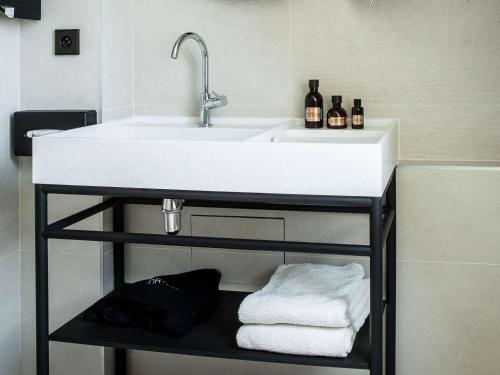 Mercure Paris 17 Batignolles - Hotel Overview and Location