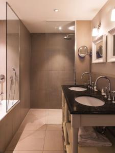 New Hotel Roblin - Prime Location Highlights