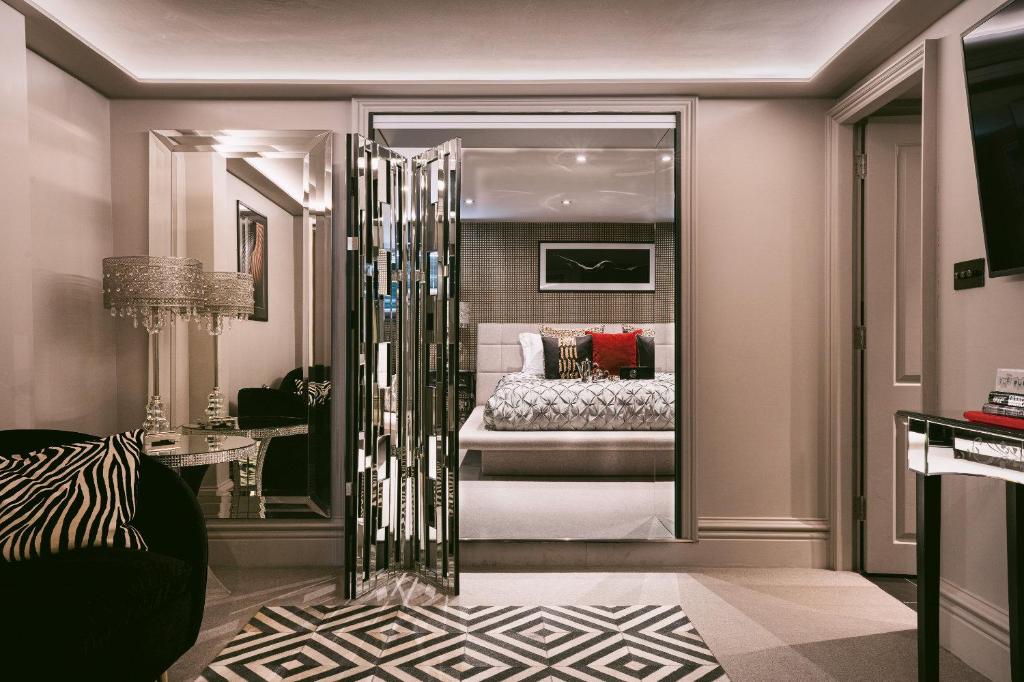 Square Townhouse Review