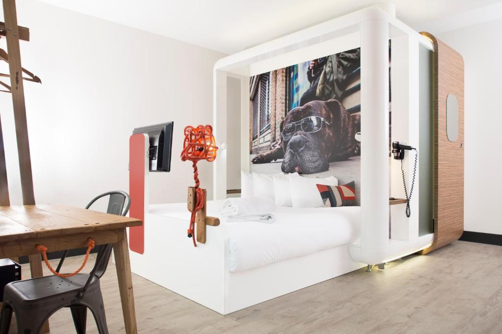 The Corner London City - Hotel Overview and Location